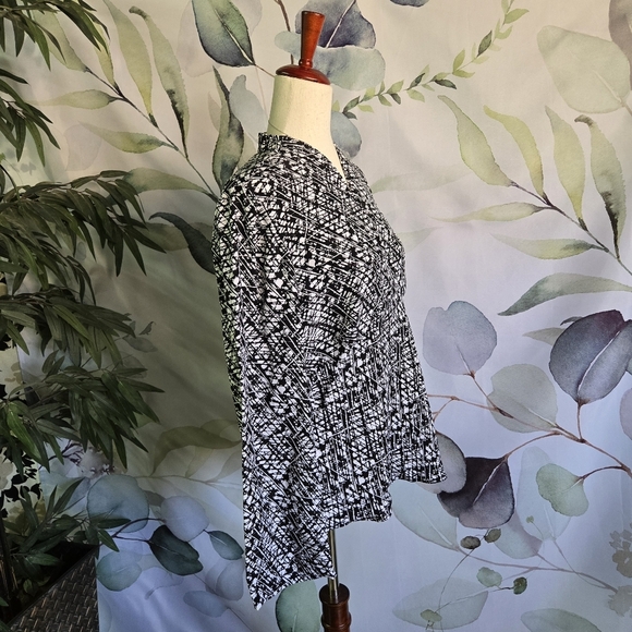 ALFANI | 100% Silk Blouse in Abstract Black & White sz 14 - Picture 2 of 7